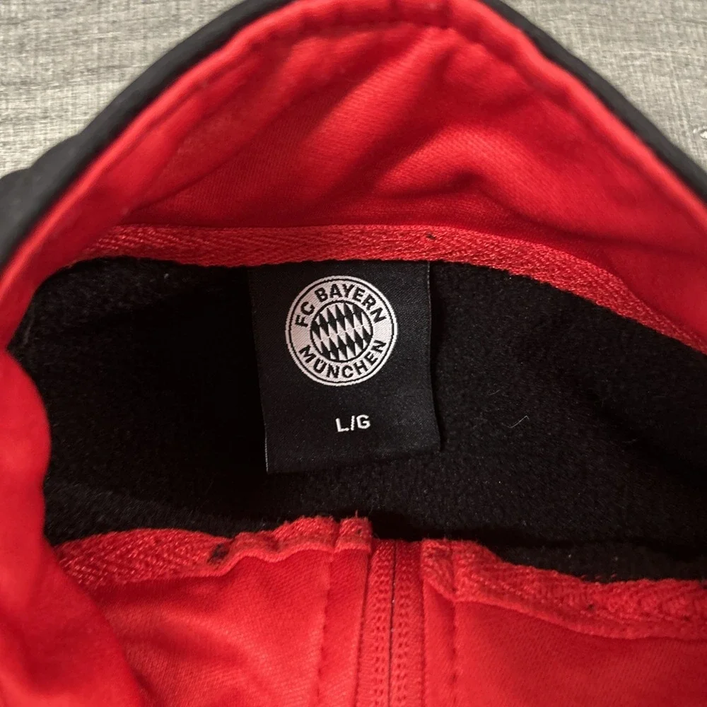 FC BAYERN MUNICH sweatshirt. RARE FIND